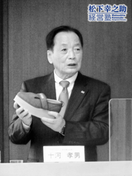 香川県に本社を置く徳武産業の会長の十河孝男氏が特別講師として登壇